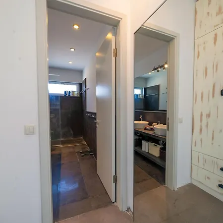 Stunning Sea View & Private Garden In וילה